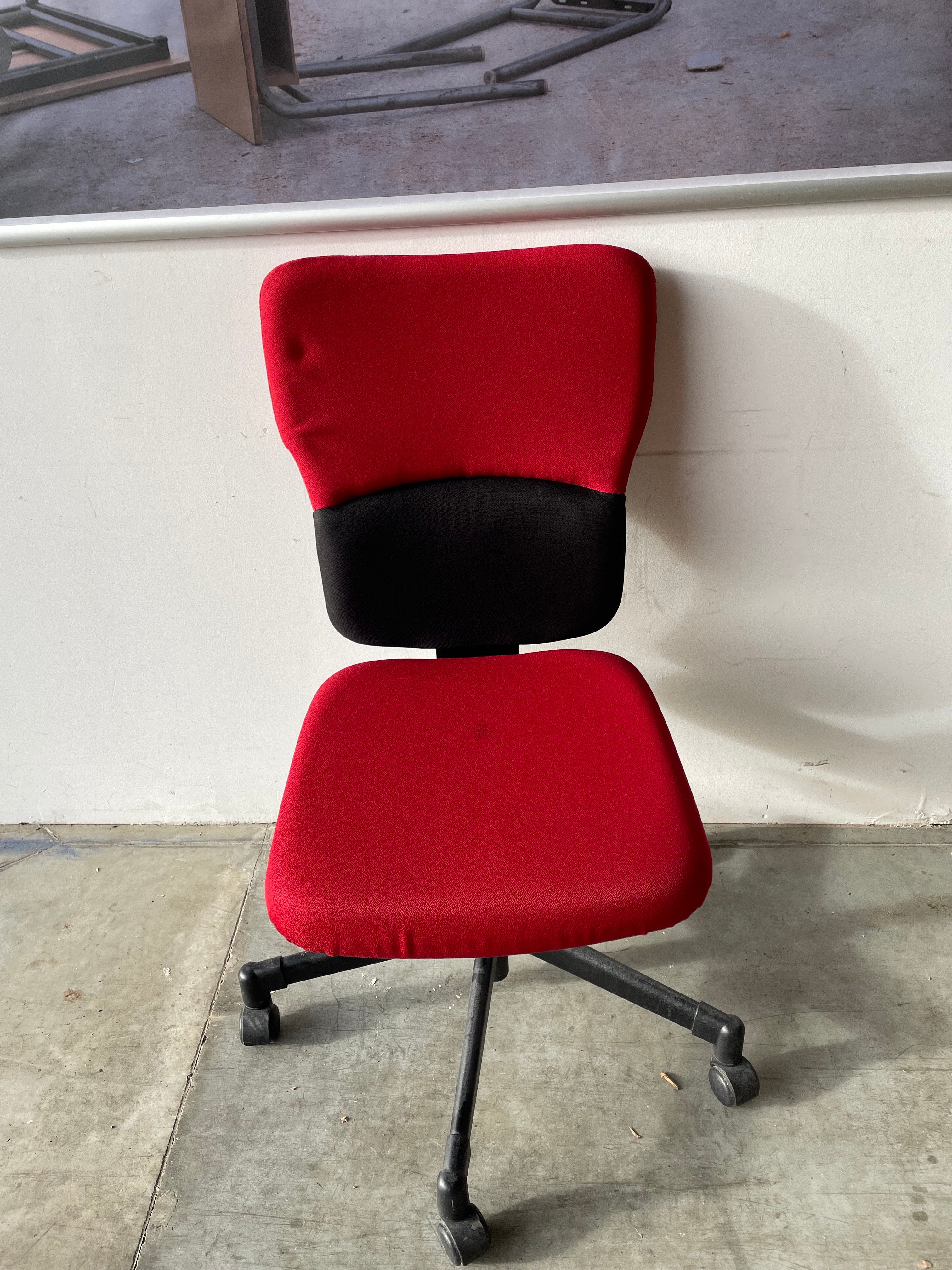 chaise de bureau rouge