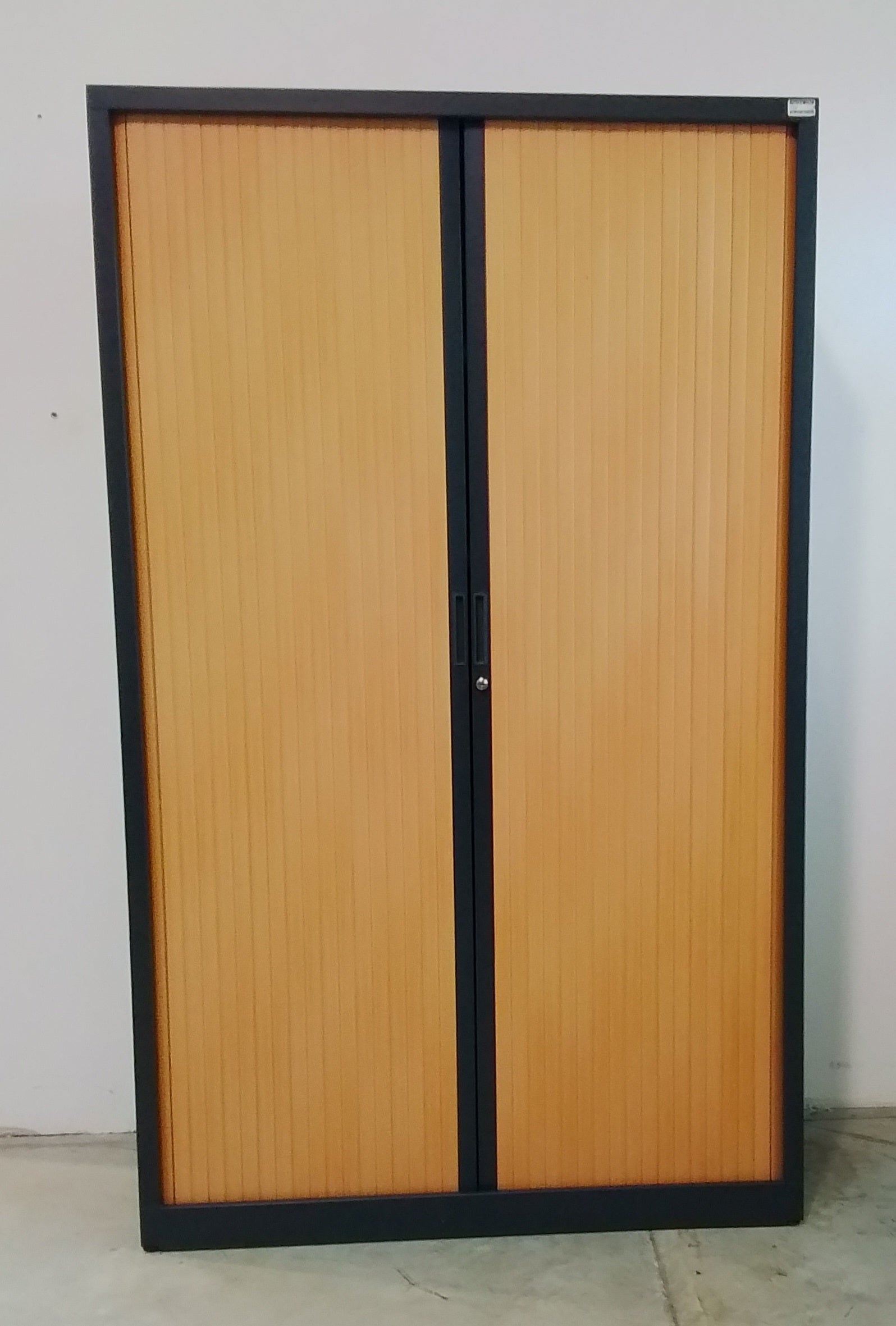 Armoire haute à rideaux