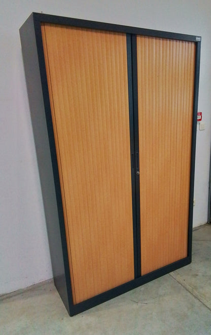 Armoire haute à rideaux