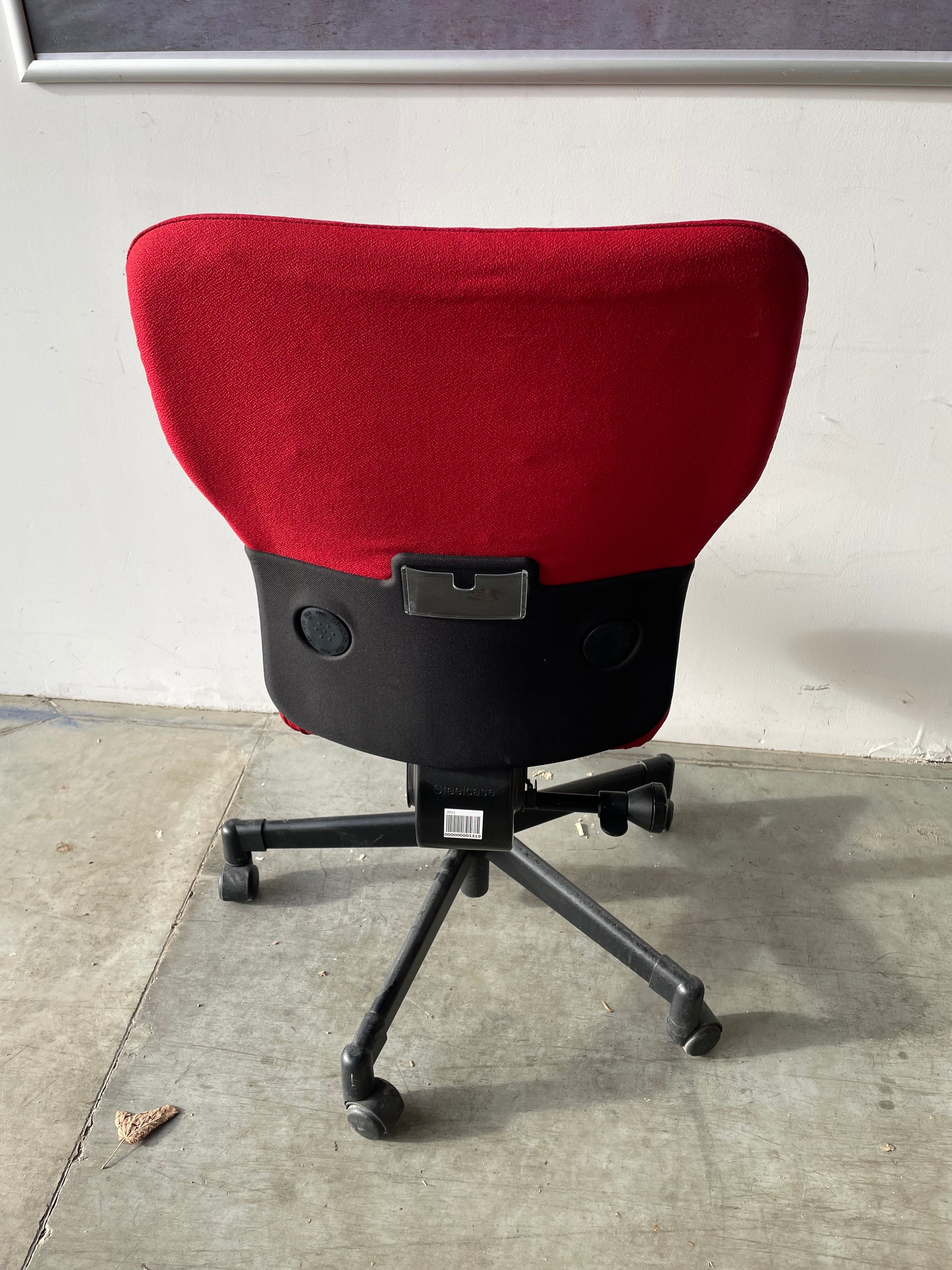 chaise de bureau rouge