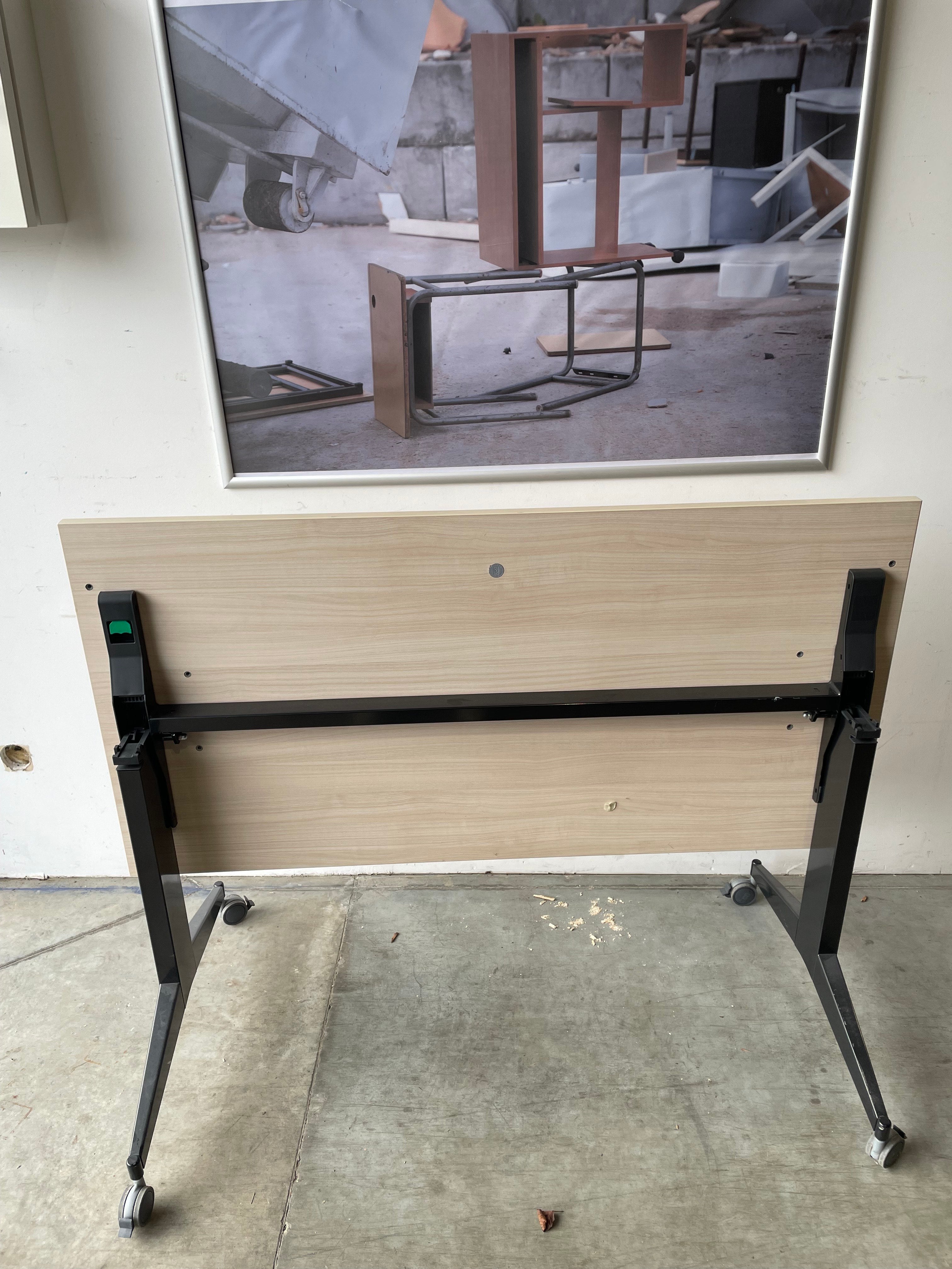 Table de réunion à plateau rabattable