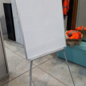 Tableau blanc de présentation sur trépied