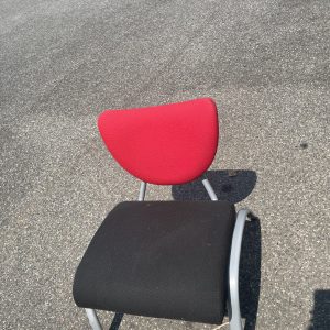Siège visiteur noir et rouge