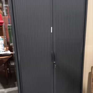 Armoire haute à rideaux