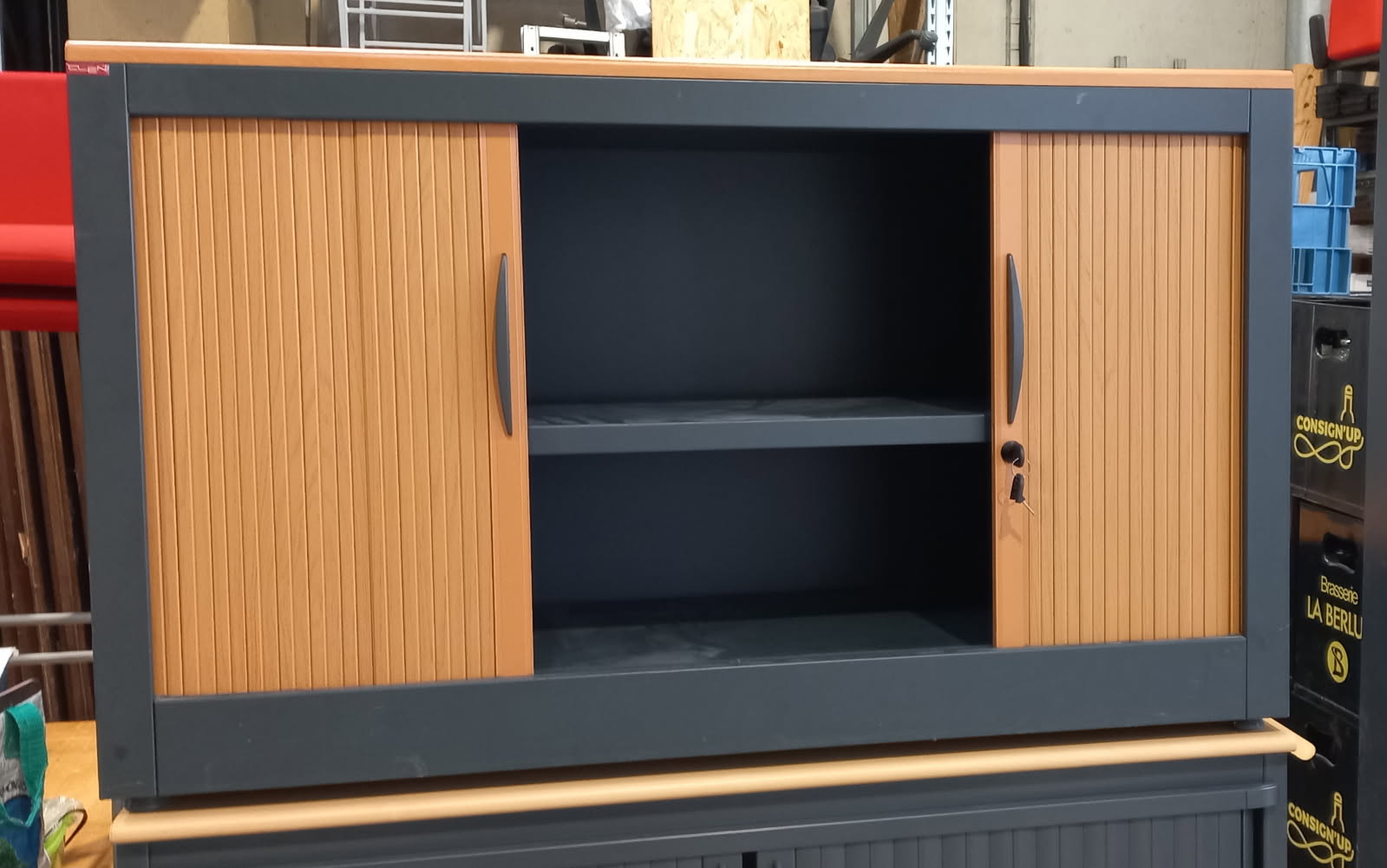 Armoire basse à rideaux - Image 2