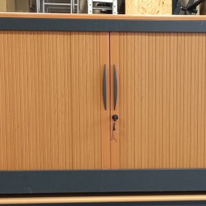 Armoire basse à rideaux
