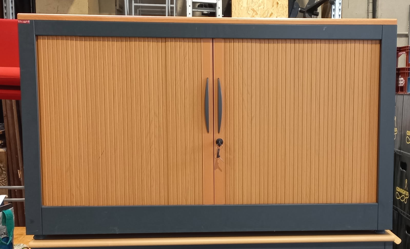 Armoire basse à rideaux